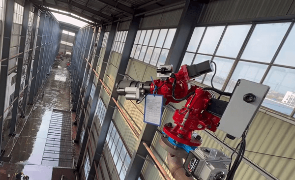 Otomatik takipli yangın monitörü artık tamamen monte edildi, test edildi ve kısa süre içinde gönderilecek